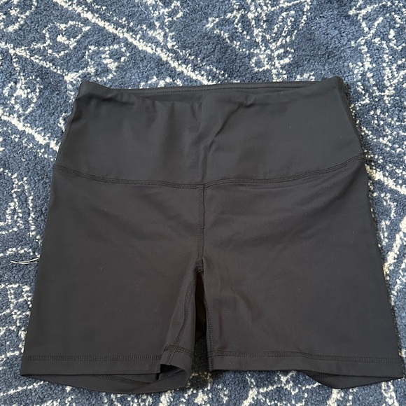 NWOT Yogalicious Women's Black Bike Shorts sz medium - Picture 1 of 3